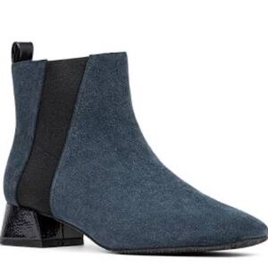Donald Pliner Travis Bootie Navy Suede size 7M